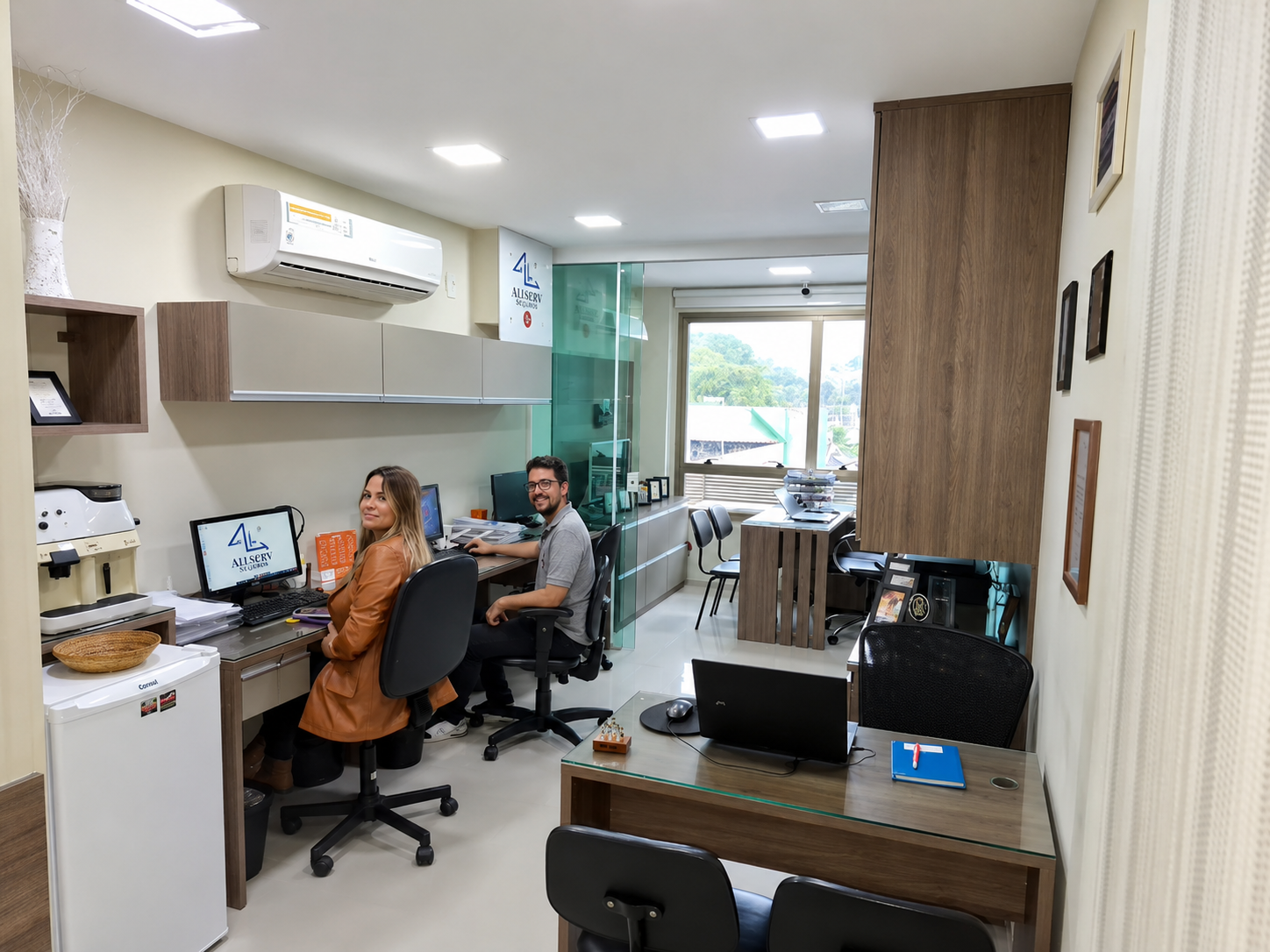 Equipe da Allserv Seguros no escritório.